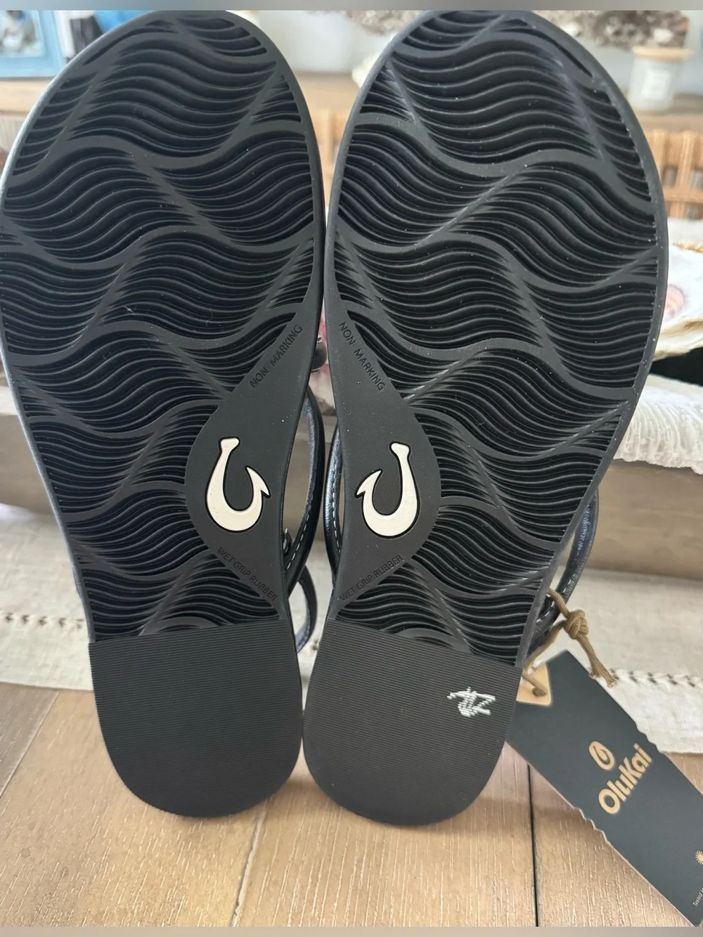 OLUKAI WOMEN'S LEATHER TIARE STRAPPY SANDALS, BLACK, NWT, SIZE 9 (EUR 39)